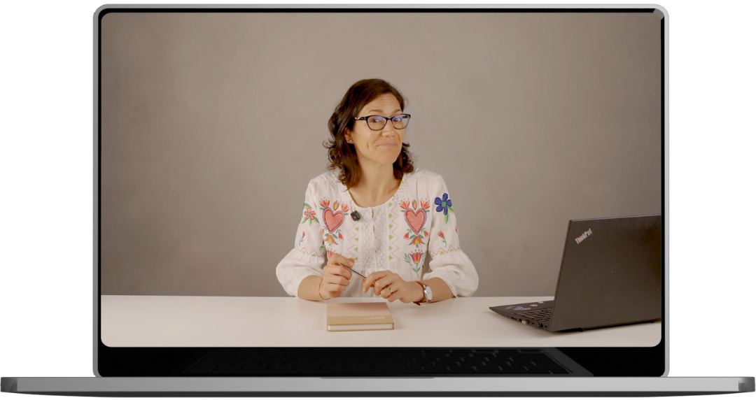 Maria emealcubo explicando un concepto